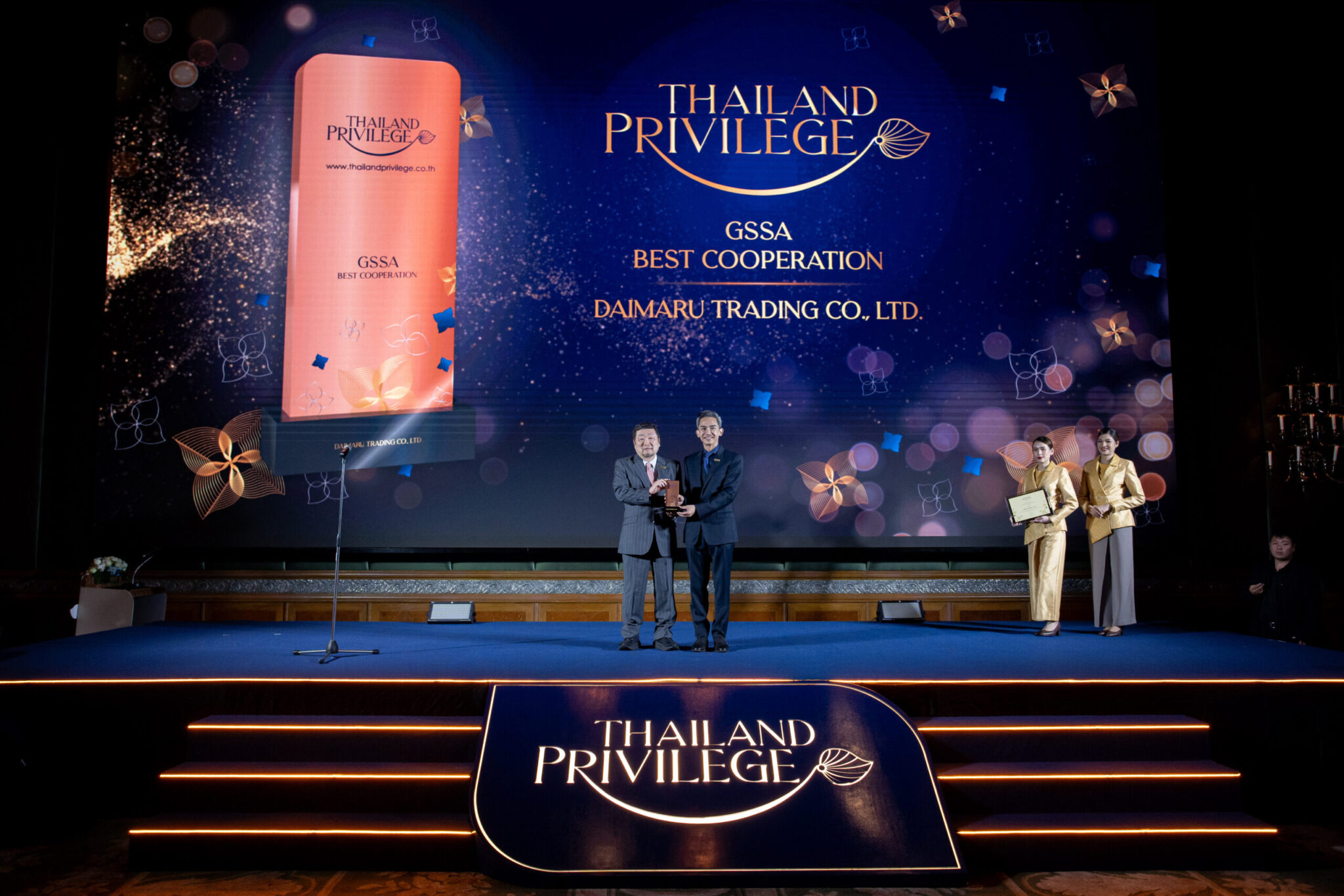 Daimaru Trading Co., Ltd. receives the GSSA Best Cooperation trophy for 2025 from Thailand Privilege Card Co., Ltd.