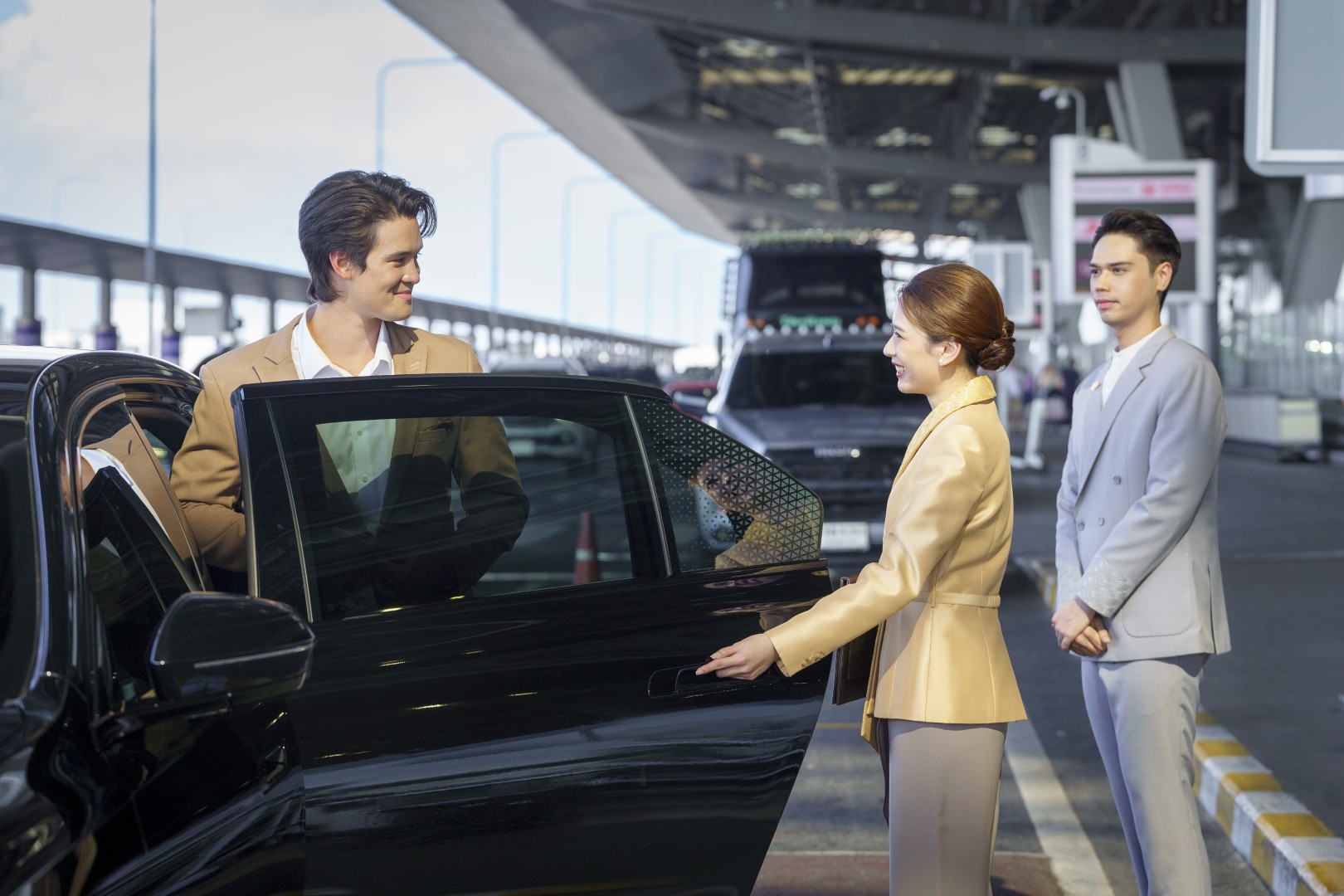 Thailand Privilege Elite Personal Assistant and porter staff seeing a member off into a complimentary airport limousine